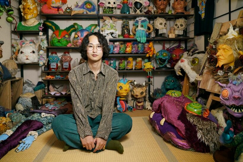 アトリエの2階に並ぶ作品たちと。快歩の頭の中の生き物がこの世に出現した空間だ。「見たことのないものを作りたい、がとにかく大きかったんだと思います。子どものころからずっと」（快歩）（写真／岡田晃奈）