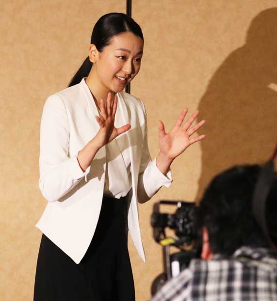 引退会見を終え報道陣に手を振る浅田真央。「モテ期」到来か！？　（ｃ）朝日新聞社