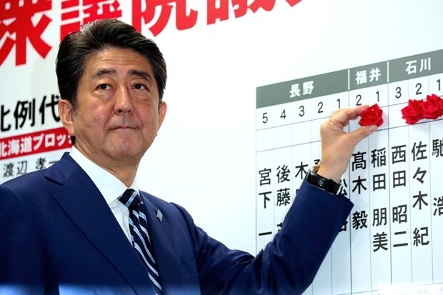 衆院選で自民党大勝にも表情を引き締める安倍首相（c）朝日新聞社