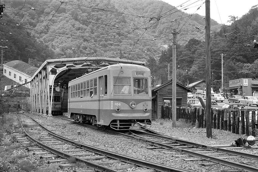 明智平までのケーブルカー乗り継ぎ客で賑わう馬返駅を発車する国鉄駅前行き100型電車。いろは坂渋滞で駅前の国道は自動車が数珠つなぎだった（撮影／諸河久：1964年6月7日）