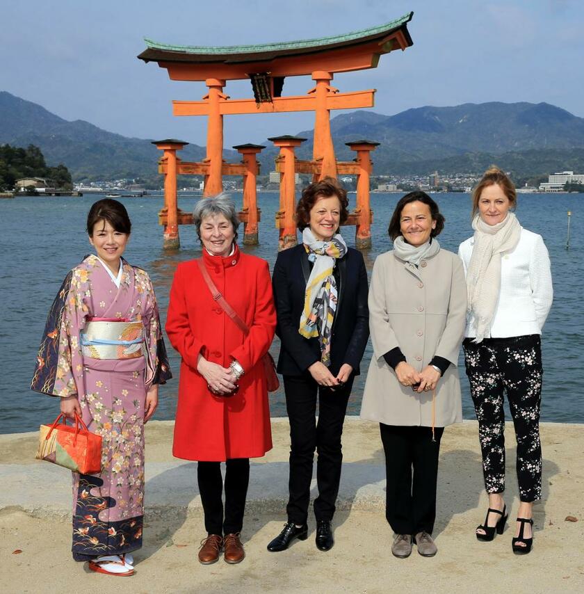 厳島神社の大鳥居をバックに記念写真におさまる岸田裕子夫人と2016年、G7に出席した外相夫人たち（C)朝日新聞社