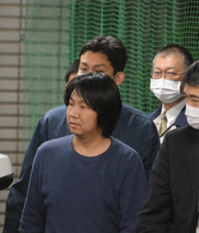 警視庁に逮捕された保育士の佐藤喜人容疑者（C)朝日新聞社