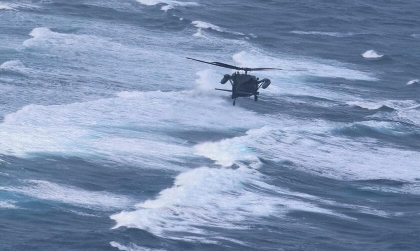 陸上自衛隊のヘリが消息を絶った海域付近で捜索を行う自衛隊のヘリ（２０２３年４月８日）