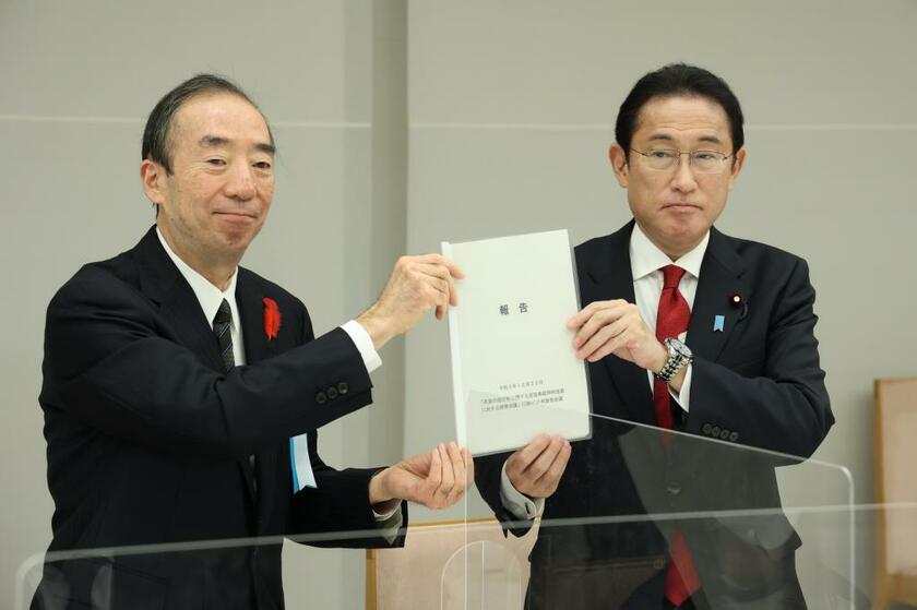 昨年１２月、有識者会議の清家篤座長（左）から報告書を受け取る岸田文雄首相