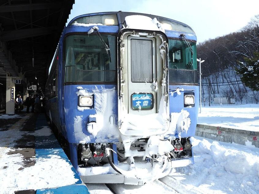網走駅を発車する特急「大雪2号」旭川行き。雪化粧した顔が凛々しい。写真=櫻井 寛(鉄道写真家)