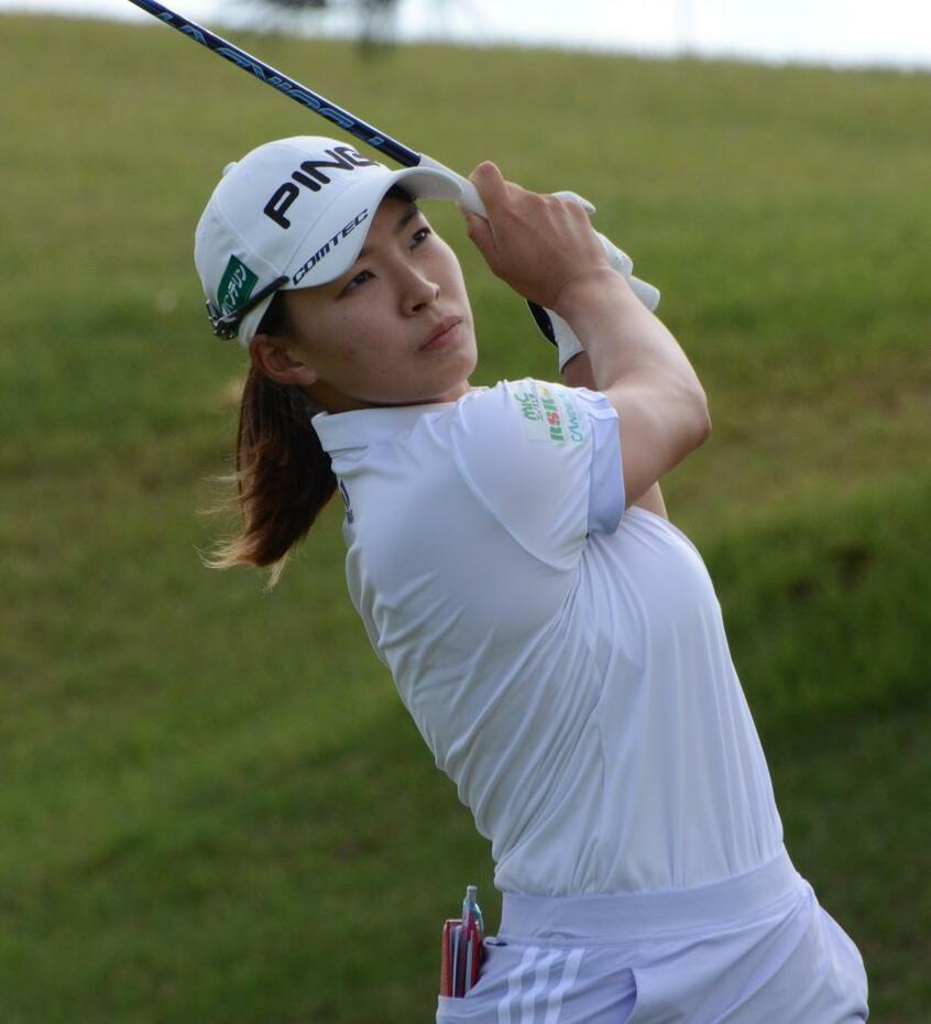 富士通レディース第1ラウンド、8番でティーショットを放つ渋野日向子選手 (c)朝日新聞社