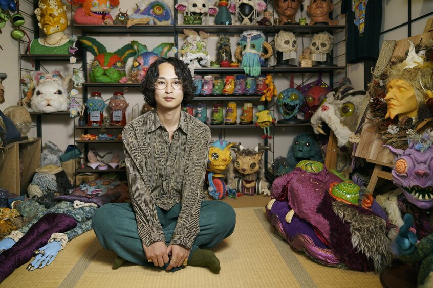 アトリエの2階に並ぶ作品たちと。快歩の頭の中の生き物がこの世に出現した空間だ。「見たことのないものを作りたい、がとにかく大きかったんだと思います。子どものころからずっと」(快歩)(写真/岡田晃奈)