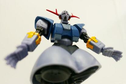 アニメ『機動戦士ガンダム』に登場するモビルスーツ、ジオング。脚がないのが特徴的。写真は「ガシャポン　ＨＧ　シャア・アズナブル　コレクション」（バンダイ）のジオング（ｃ）創通・サンライズ　Ｐｈｏｔｏ：ＤＯＬ