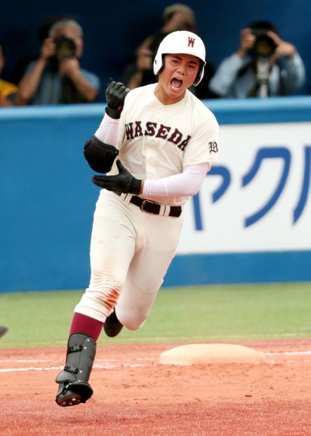１０７号本塁打を放ち、ほえながら一塁を回る清宮　（ｃ）朝日新聞社