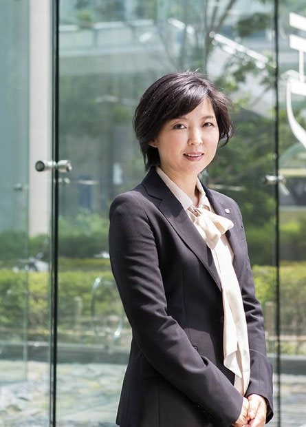 資生堂 人事部参事本多由紀(46)10年以上大阪や九州で営業などを担当。現在は、国内ビジネスの人事改革に取り組む。第2子出産後、自らがやりたいと最も願っていた仕事だった。「どんな仕事もプロ意識を持ってやり切る責任感が大事だと思います。」(撮影/写真部・慎芝賢)