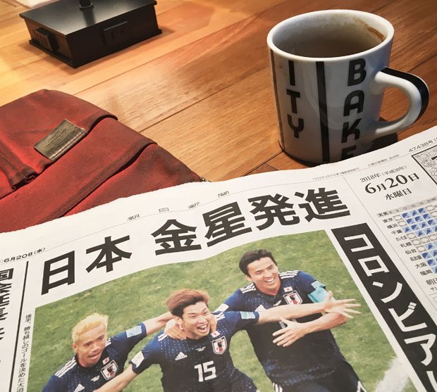 中継を聞いていると翌日の新聞を読むのが楽しい。朝の至福のひとときです(写真:本人提供)