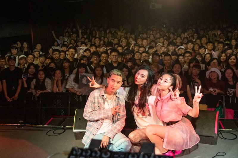 RIRI、KEIJU、ジュリア・ウー、『アネッサ』CMソングのプロジェクト集大成となる台湾ライブが大盛況