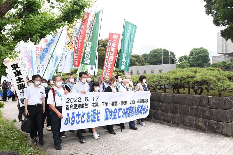 6月17日、最高裁に入る原発避難者訴訟の原告団ら