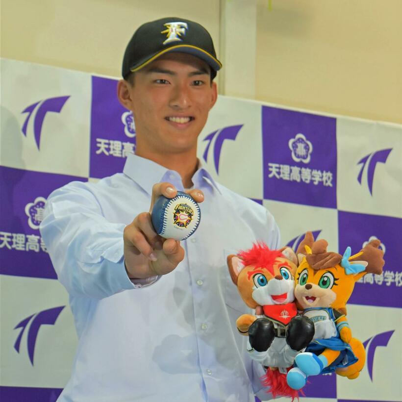 日本ハムから１位で指名され笑顔を見せる天理高の達孝太投手(Ｃ)朝日新聞社