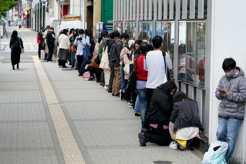 「鬼滅の刃」上映初日に映画館の前で並ぶ人たち（c）朝日新聞社