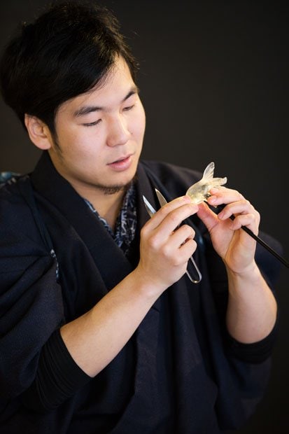 飴細工は削ったり切り落としたりせず、切り込みだけで作る。手鋏は新潟・燕三条の進光鋏製作所の職人による特注品。「透明な飴は扱いづらいですが、飴の美しさが引き立ちます」と手塚さん（撮影／写真部・岡田晃奈）