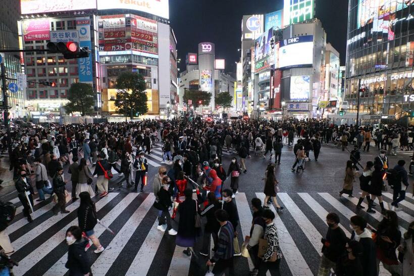 国内で報告される新規感染者数は減少し、緊急事態宣言等はすべて解除された。１０月３１日のハロウィーンは東京・渋谷に多くの人出があった