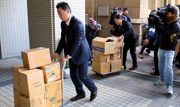 押収物を運び出す京都府警の捜査員ら　（ｃ）朝日新聞社