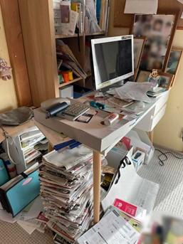 ちょい置きした物で溢れたデスク。書類の整理が苦手だった／ビフォー
