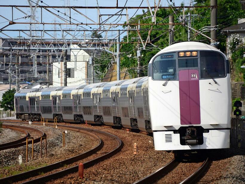 戸塚～東戸塚間の東海道貨物線を走る２１５系の「湘南ライナー」。この列車は横浜駅を経由しない。（写真／ｐｈｏｔｏｌｉｂｒａｒｙ）