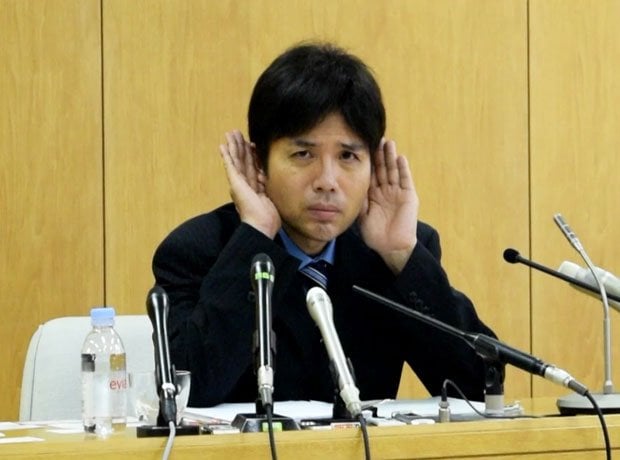 会見で号泣したり、耳をすませたり……（c）朝日新聞社　＠＠写禁
