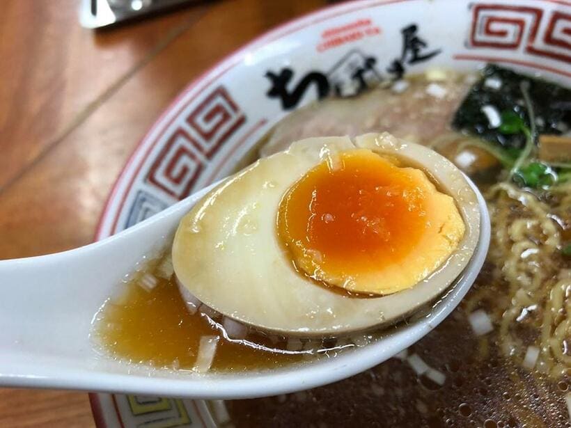 程よい塩梅の醤油とダシに一晩漬け込んだ煮卵（筆者撮影）
