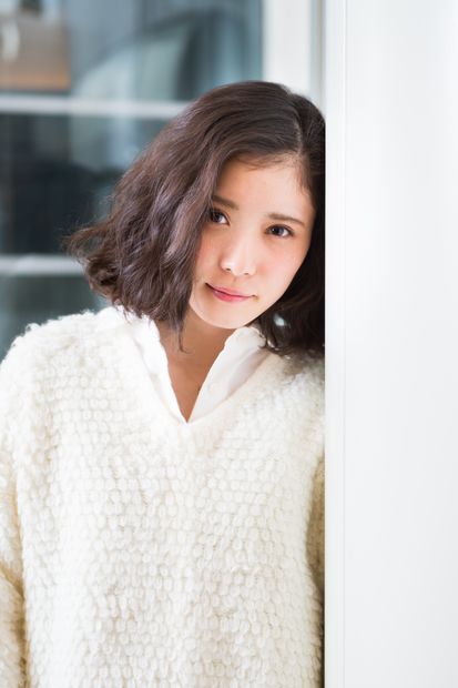 松岡茉優／１９９５年生まれ。東京都出身。毎週月曜日はFMのJ－WAVE「AVALON」ナビゲーターとしても活躍中。今春放送の倉本聰書き下ろしシルバー世代向け“新”帯ドラマ「やすらぎの郷」（テレビ朝日系）にも出演が決定している（ヘアメイク／木部明美［PEACE MONKEY］、スタイリスト／有本祐輔、撮影／写真部・岸本絢）