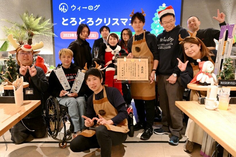 食事の支援が必要な人のために開発された「とろみ食」の試食会兼クリスマスパーティー。多くの親子連れが参加し、摂食・嚥下障害などの学びを深めた。サンタ姿の伊藤史人や吉藤オリィも参加（撮影／篠塚ようこ）