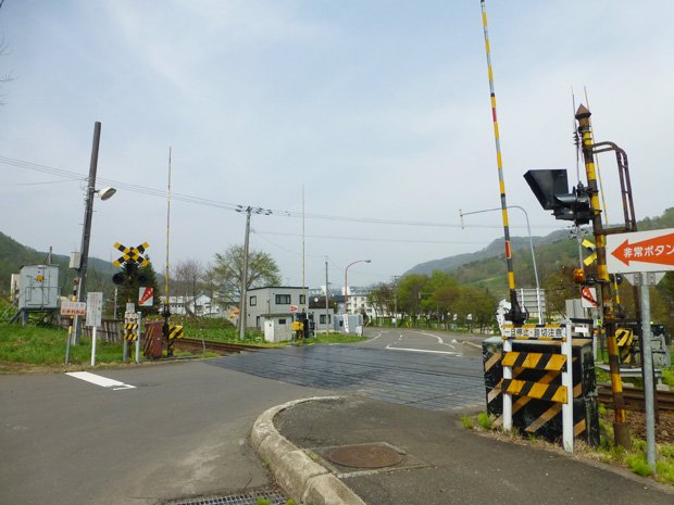 ファッション通り踏切。ドレスメーカー女学院は左上すぐ近くにあった