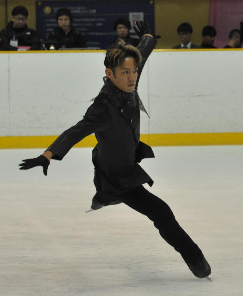 近畿選手権大会で滑る高橋大輔。会場には全国から多くのファンが詰めかけた。今季、観客を引き込む滑りが戻ってくるか