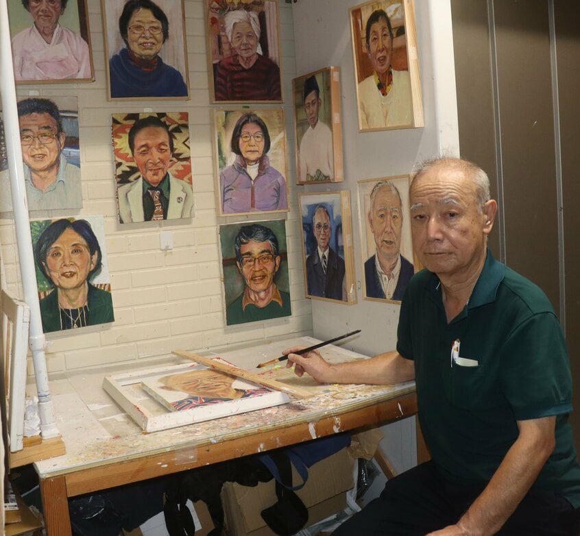 被爆者の肖像画を描く増田正昭さん。立命館大学卒業。2017年、京都造形芸術大学通信教育部大学院修了。京都「被爆二世・三世の会」世話人（写真：編集部・井上有紀子）