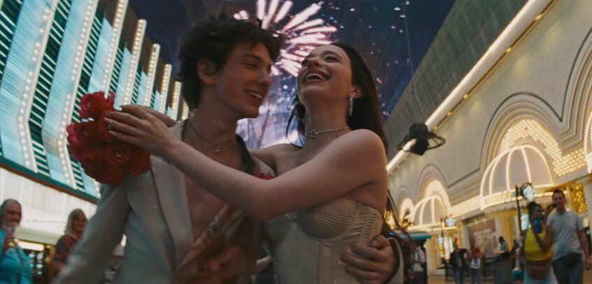 結婚で幸せの絶頂にあるアノーラ(マイキー・マディソン)の運命は? 映画「ANORA アノーラ」は2月28日、全国ロードショー (c)2024 Focus Features LLC. All Rights Reserved. (c)Universal Pictures