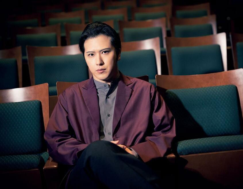 尾上松也(おのえ・まつや)/ 1985年生まれ。父は、六代目尾上松助、叔父は初代尾上松也。5歳で二代目尾上松也を襲名し、「伽羅先代萩」の鶴千代役で初舞台を踏む。近年は立役として注目され「鳴神」鳴神上人などの大役を任されている。舞台やテレビドラマ、映画、バラエティーと幅広いジャンルで活躍。2022年だけで「まったり!赤胴鈴之助」「ミステリと言う勿れ」「鎌倉殿の13人」など多くのドラマに出演。(写真=木村哲夫 スタイリング=椎名宣光)