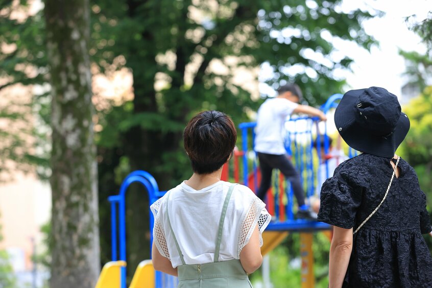 平日の午後、公園で遊ぶ我が子を見守る専業主婦。ママ友と他愛の話をしながらのんびり時間が過ぎるけれど、それは自分の時間ではないし、帰宅後は夕飯の準備、お風呂など家事に追われる。「暇」な時間はないのが実情だ（photo 写真映像部・松永卓也）