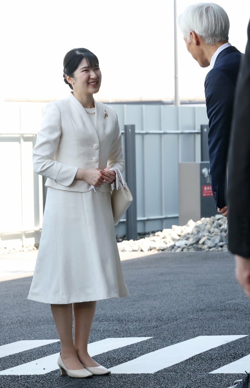 大阪・関西万博会場の日本館に到着し、出迎えを受ける天皇、皇后両陛下の長女愛子さま=2025年5月8日午後2時、大阪市此花区