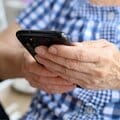 「だって、たくさん再生されていたから…」 新聞、テレビの選挙報道を信じない老女が「SNS情報」にのめり込んだ末路
