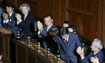 故安倍晋三氏 写真で振り返る3188日間の総理時代 プーチン会談や五輪マリオも