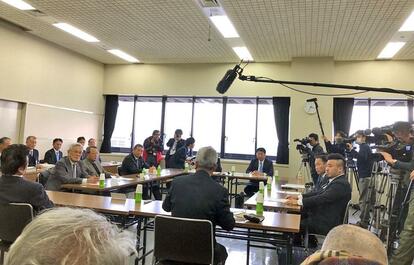 遠藤市長が委員長を務める阿波おどり実行委員会は1月10日、阿波おどり振興協会を徳島市役所に招いて委員会を開催(提供写真)