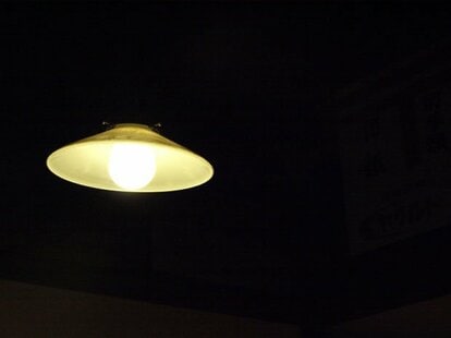 電球にスイッチは必要？　IoTは次世代のビジネスをどう変えるのか（写真はイメージ）