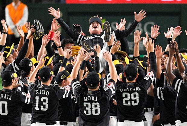 日本一を決め、胴上げされるソフトバンクの工藤監督=2019年10月23日 (c)朝日新聞社