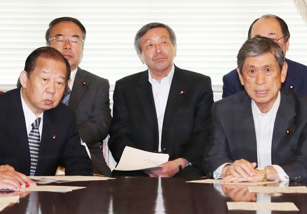 高村正彦副総裁（中央右）と二階幹事長（左）　（ｃ）朝日新聞社