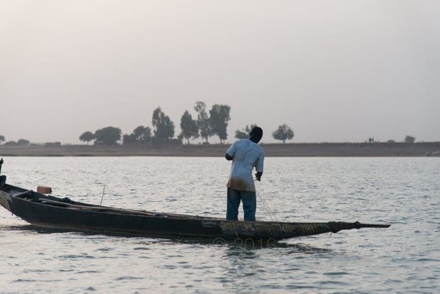 魚をとるボゾの民。たった一人でも、上手に船のバランスをとっていた（ニジェール川・マリ 2016年／Niger River, Mali 2016）