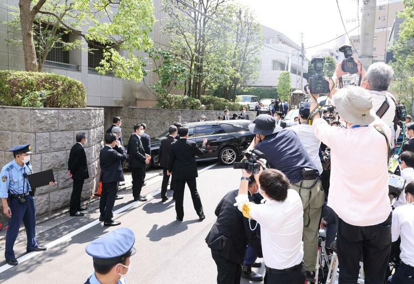 自宅周辺は報道陣や一般の人が多く集まった（撮影／写真映像部・馬場岳人）