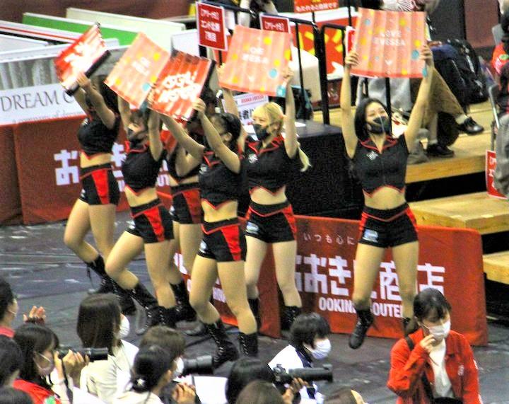 サントリーサンバーズの応援をする、大阪エヴェッサのチアダンスチーム「BT」。共催ならでは（写真＝大塚淳史）