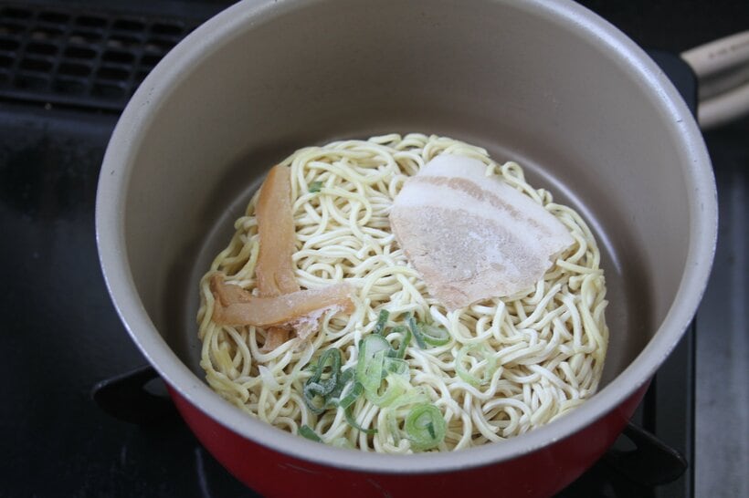 「天下一品の塊」を鍋で温めるとスープが溶け出してラーメンになる。