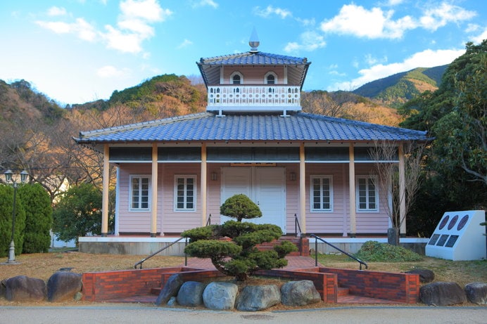 三聖人の業績、松崎の歴史などを紹介する「三聖会堂」