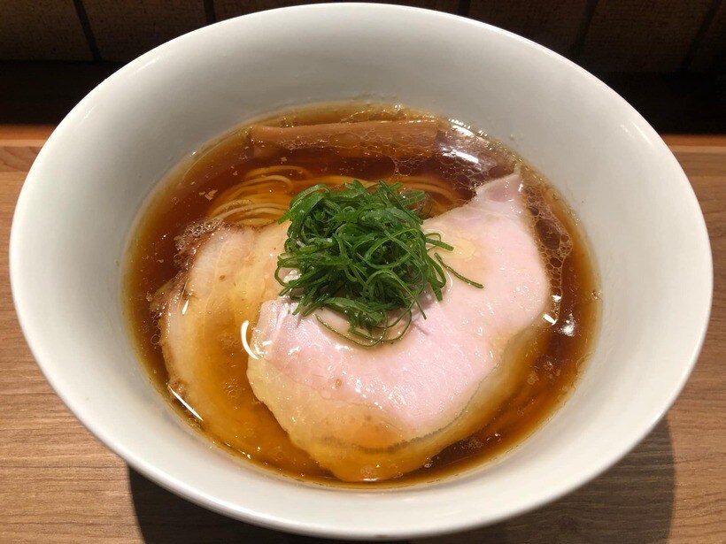 具はチャーシュー2種類、メンマ、ネギ。麺は細めストレートの自家製麺（筆者撮影）