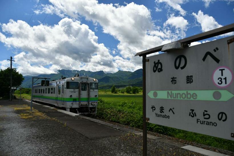 【ＪＲ北海道根室線】
２０１６年の台風で被害を受け、ＪＲ北海道は富良野～新得駅間の復旧を断念してバス転換の協議に入ることを決めた。写真は途中の布部駅に到着した列車