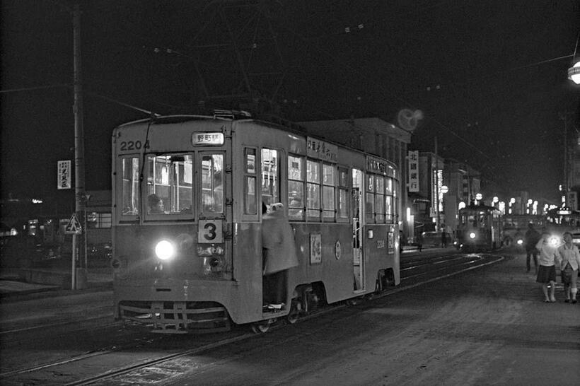 東京オリンピックで賑わった1964年もあと数時間で終わろうとしていた。この撮影が1964年のラストショットとなった。野町駅前（撮影／諸河久）