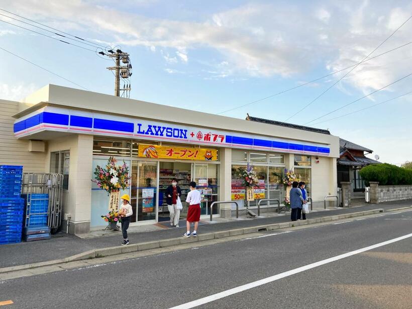 長崎県五島市にオープンした「ローソン・ポプラ」の店舗。地元のお客様に喜ばれています